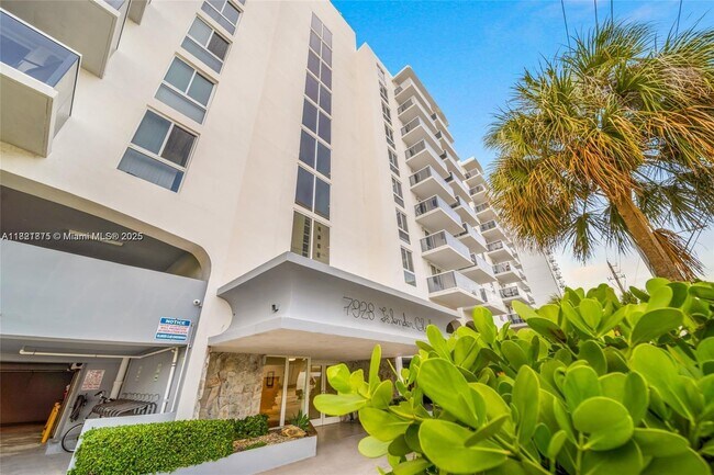 Foto del edificio - 7928 West Dr
