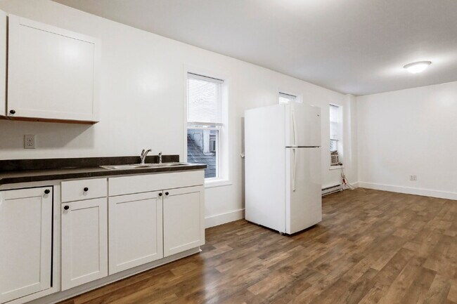 Foto del edificio - Welcome home to this newly renovated 2 bedroom top floor apartment