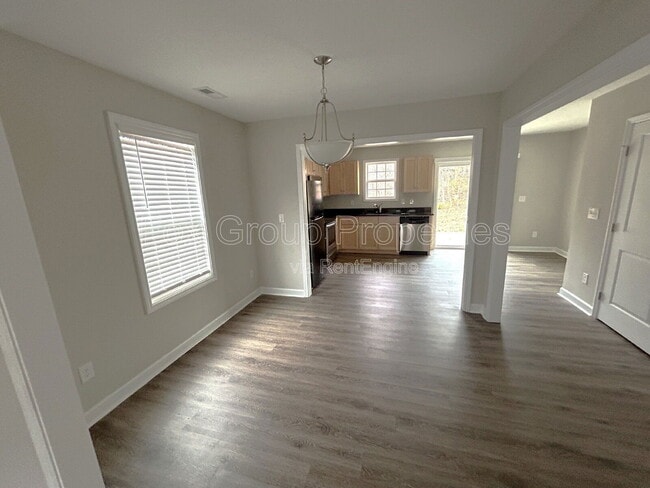 Building Photo - 566 Kirk St