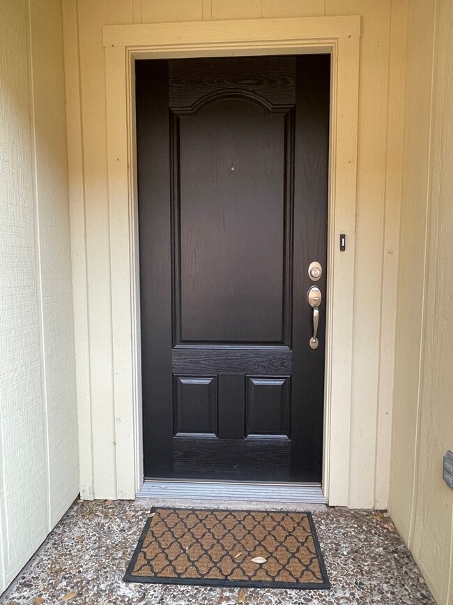 Entryway - 504 Zinnia Ave