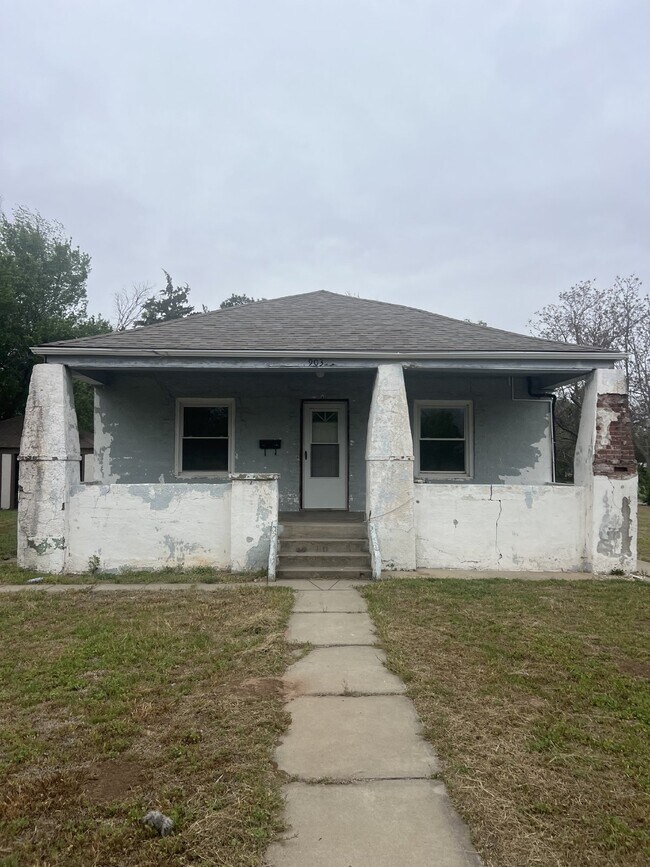 Building Photo - Charming 2-Bedroom Home with Detached Gara...
