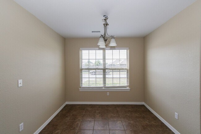 Foto del edificio - Spacious 4-Bedroom Home with Modern Upgrad...