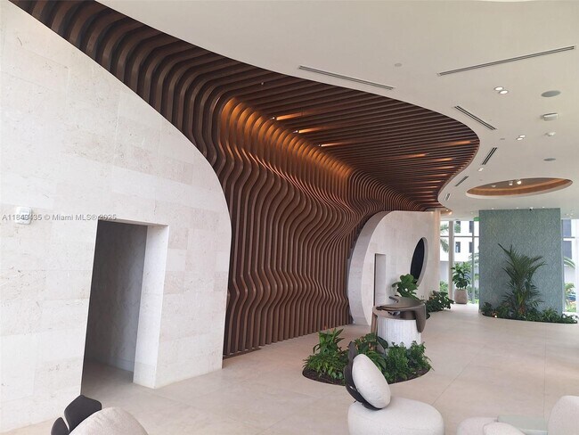 Foto del edificio - 700 NE 24th St