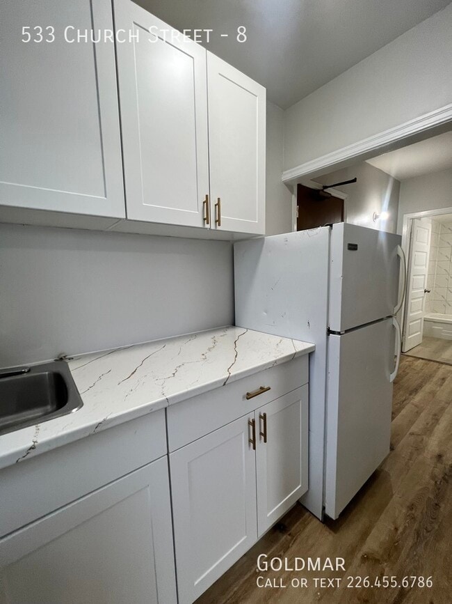 Photo du bâtiment - 1 Bedroom With Private Balcony Located Close to Downtown