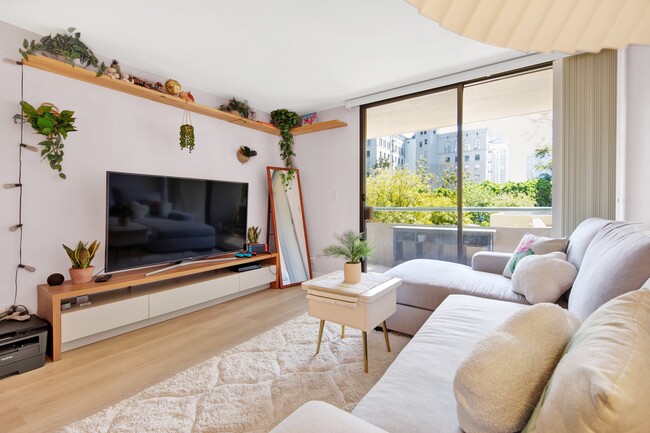 Living room - 600 W 9th St