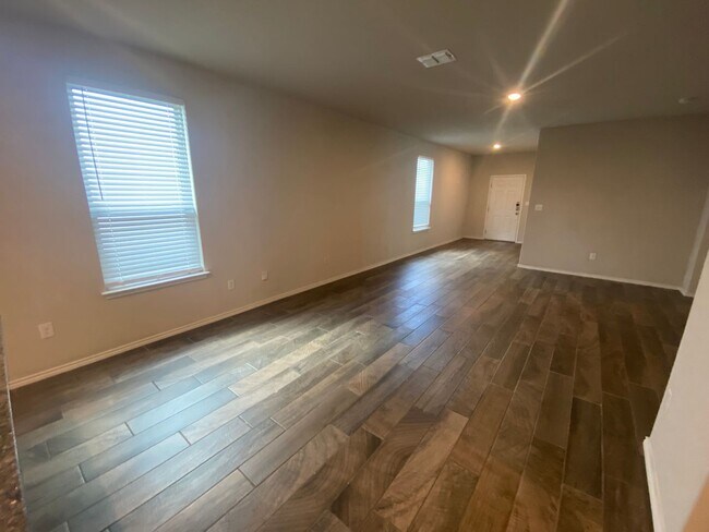 Building Photo - Fabulous 4/2 single story conveniently loc...