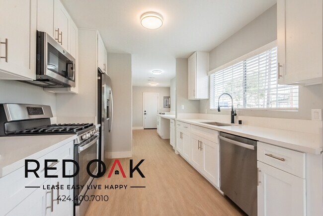 Foto del edificio - Marvelously Re-Done Three Bedroom Stand-Al...