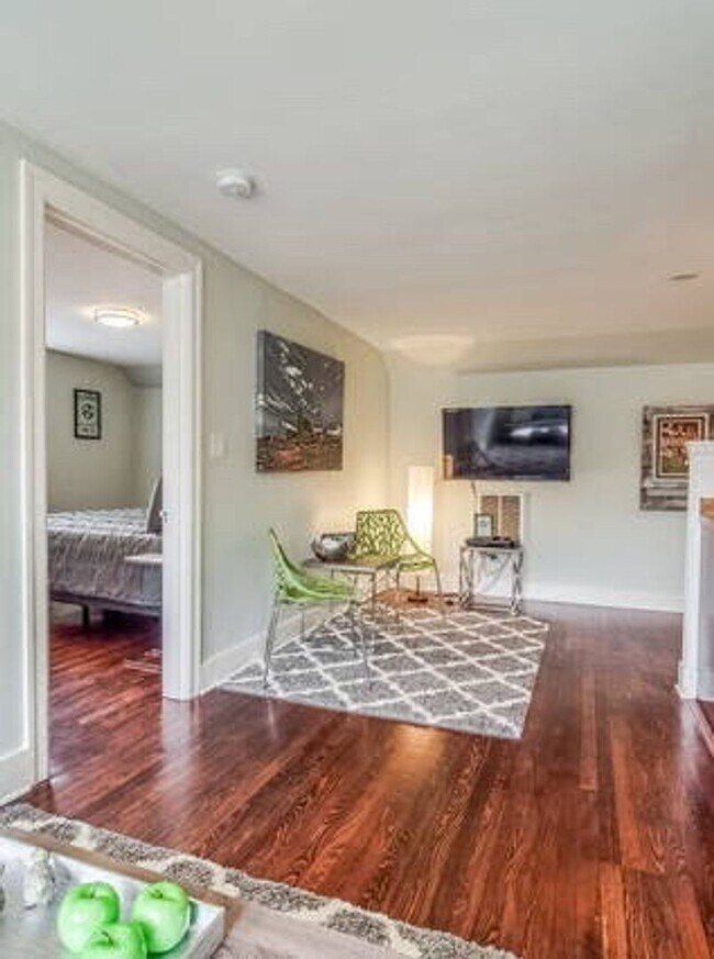 Building Photo - 1 bedroom in East Nashville. Minutes to 5 ...