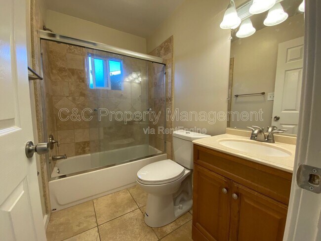 Foto del edificio - 1448 Noche Buena St