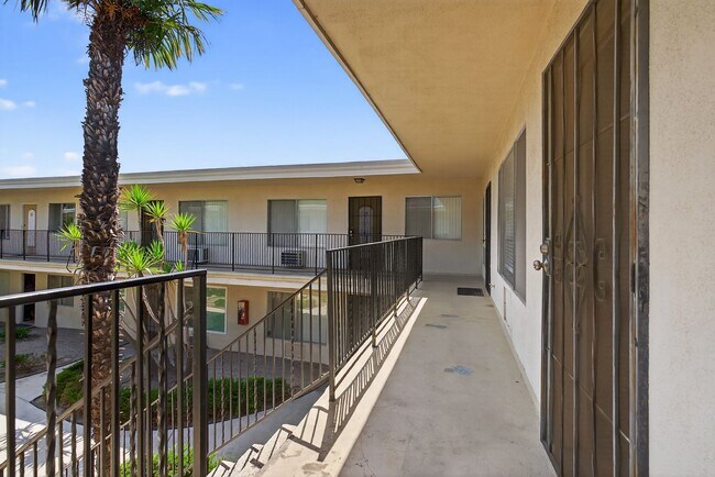 Foto del edificio - 8331 Lampson Ave