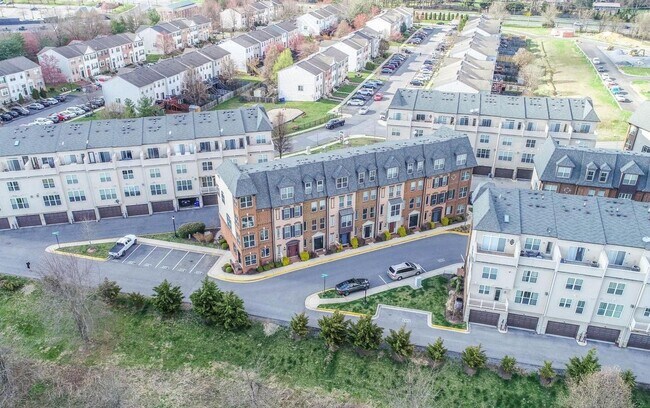 Building Photo - Stylish townhouse in ideal Frederick locat...