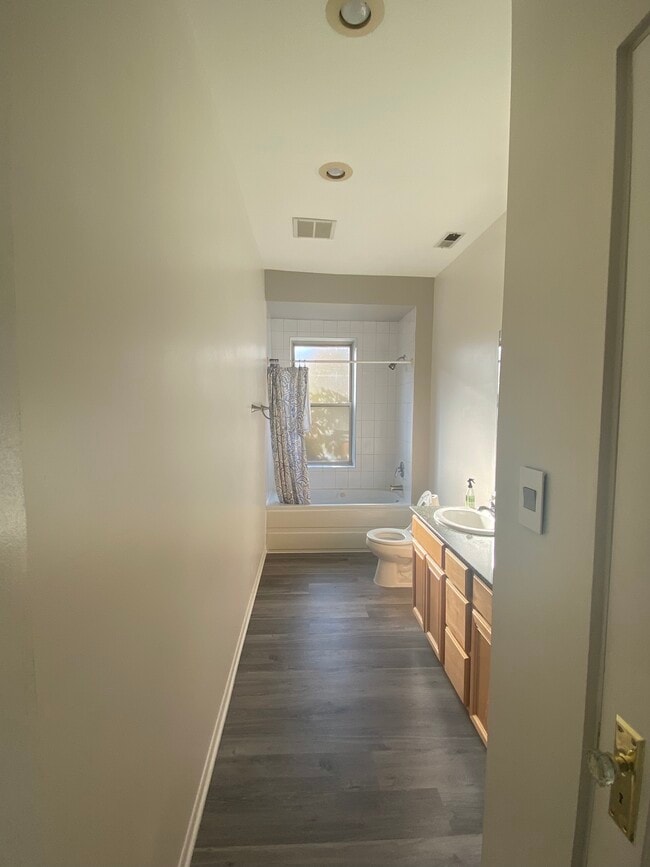 Baño - 2060 W Fargo Ave