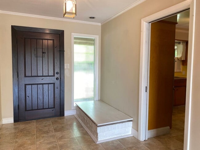 Building Photo - Large Three Bed, Two Bath Home with a Pool...