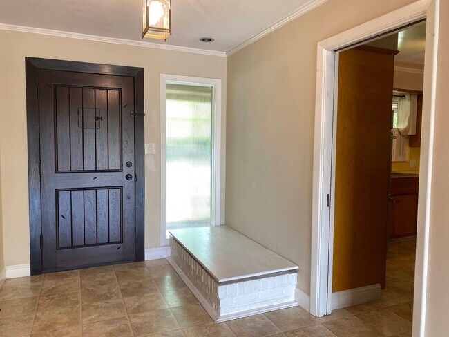 Foto del edificio - Large Three Bed, Two Bath Home with a Pool...