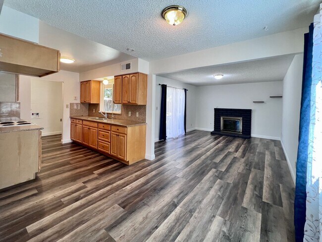 Foto del edificio - $2,250 Ashlan & Cornelia, 3 Bedroom House-...