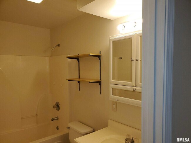 Building Photo - 164 Village Dr