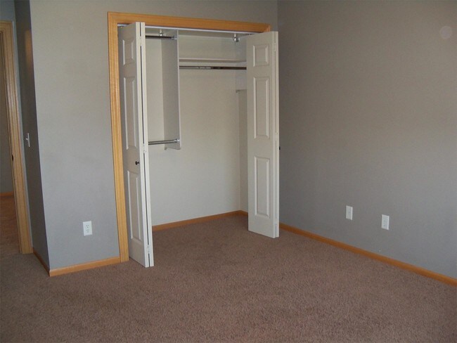 Building Photo - 564 Killarney St
