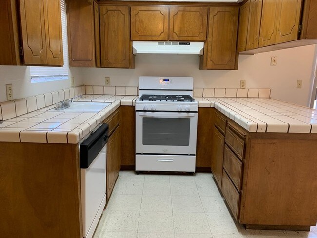 Building Photo - Middle unit available on Cross in Tulare!