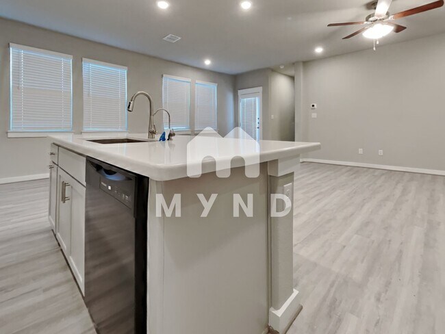 Building Photo - 887 Casina Cir