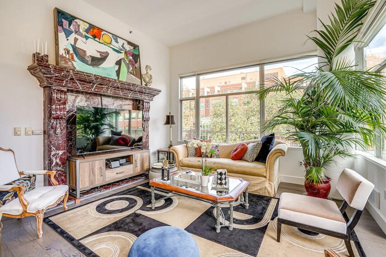 Foto principal - 5855 Horton St