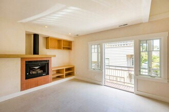 Building Photo - 6449 Benvenue Ave