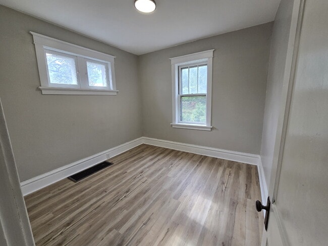 Building Photo - Beautiful 2BR/1BA Rental in Quiet St. Loui...