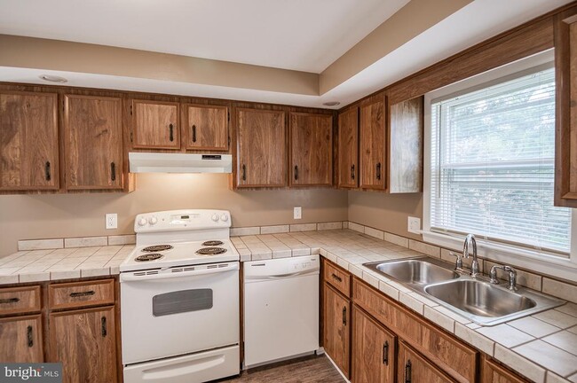 Building Photo - 218 Wintergreen Ln