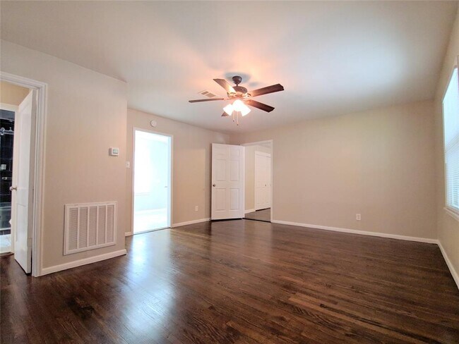 Building Photo - 7422 Lakehurst Dr