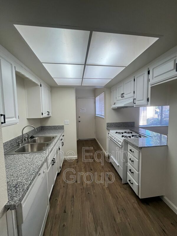 Building Photo - 138 S Peppertree St