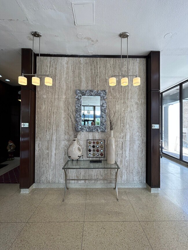 Foto del edificio - 7447 S South Shore Dr