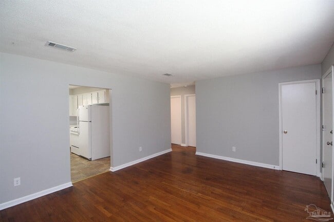 Building Photo - 642 Ditmar St