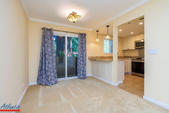 Foto del edificio - The Courtyard | Lovely Condo | Washer/Drye...