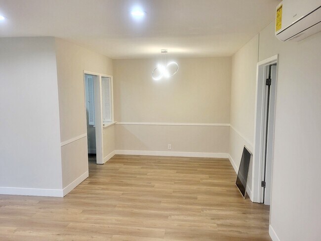 Building Photo - 450 S Rexford Dr