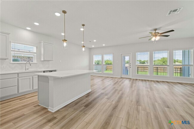 Building Photo - 1214 Carnaby Dr