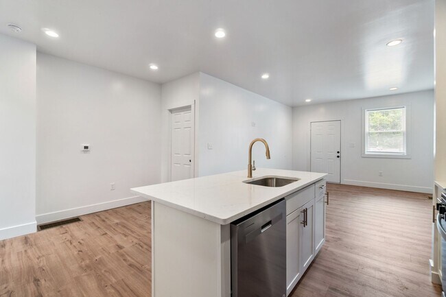 Building Photo - 506 Foreland Street
