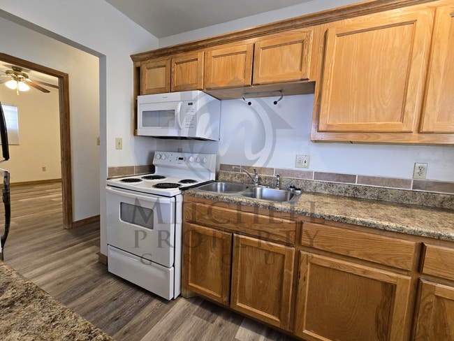 Building Photo - Very cute, move in ready 2 bed 1 bath!