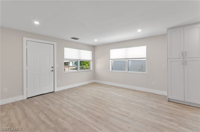 Building Photo - 2648 Van Buren Ave