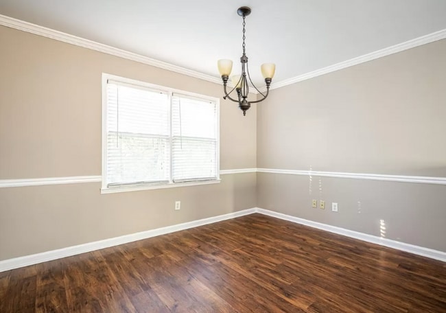 Building Photo - 10420 Meadow Crest Ln