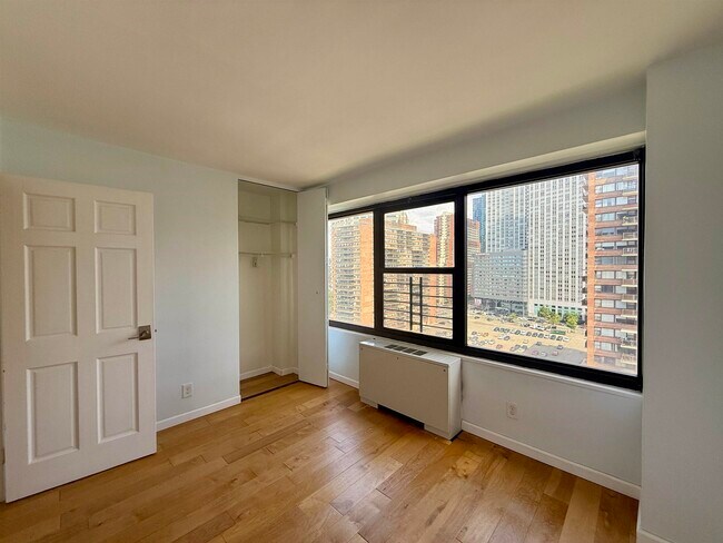 Foto del edificio - 135 Montgomery St