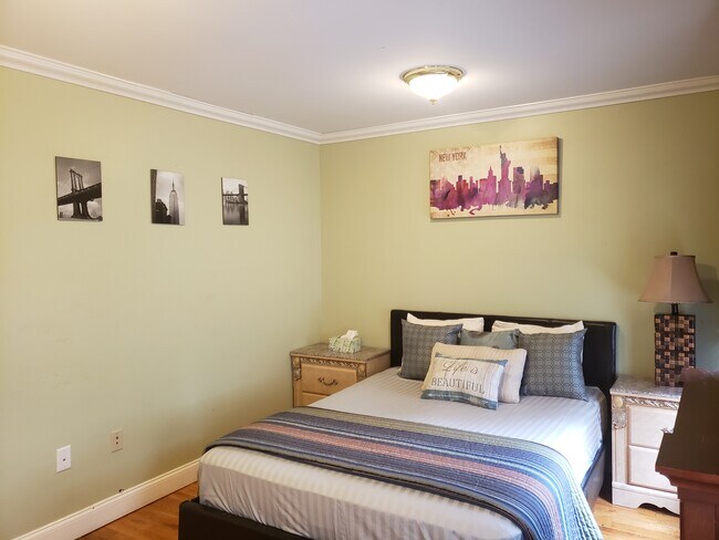 Building Photo - 336 Saint Pauls Ave