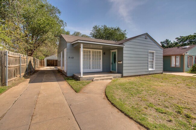 Building Photo - Large 3/2 Available for August!