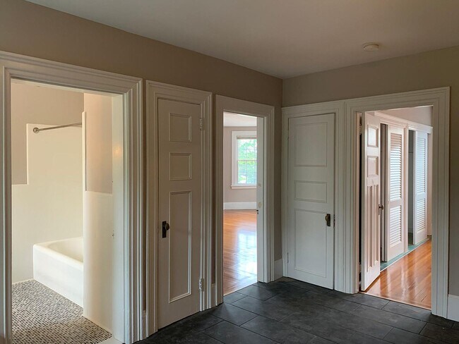Building Photo - 30 Elmgrove Ave