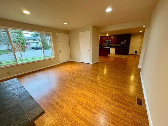 Building Photo - Charming 4Bd/2Ba Kirkland Home with Large ...