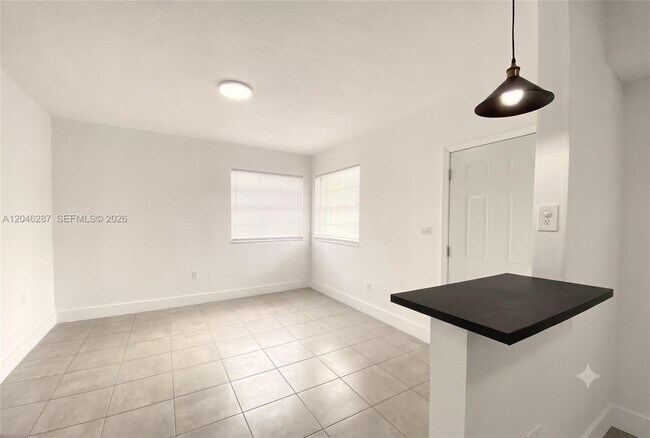 Foto del edificio - 120 NE 55th St