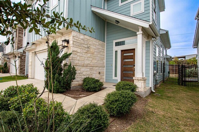 Building Photo - 2106 Hermia St
