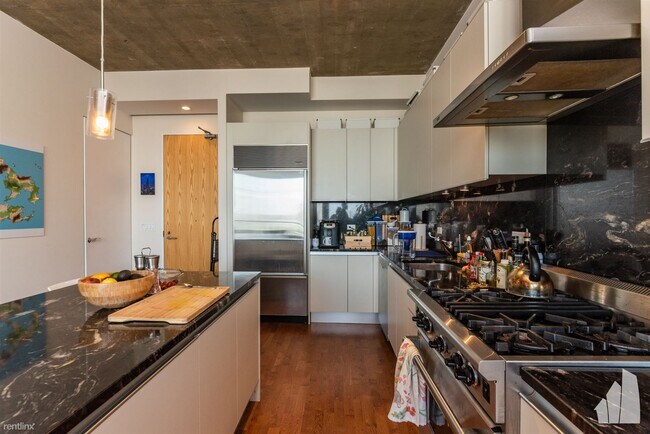 Building Photo - 1 br, 1 bath Condo - 600 N Fairbanks Ct