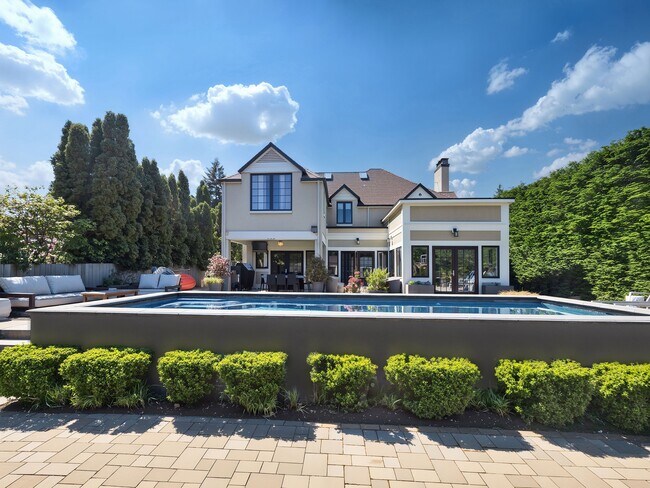 Building Photo - 1554 Parkside Dr E