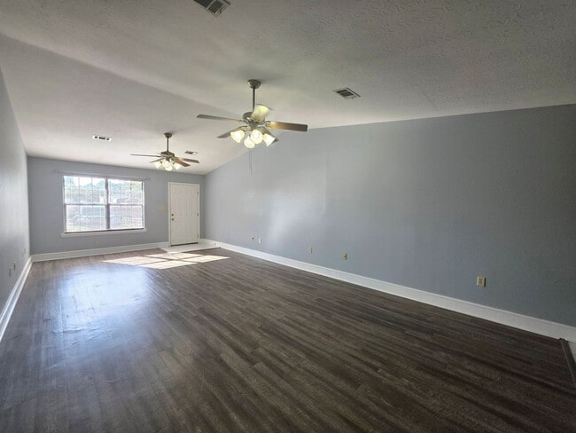 Building Photo - 914 Rentz Ave