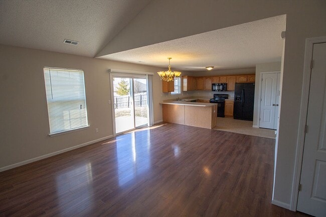 Building Photo - NW 3 bedroom w/ fenced yard