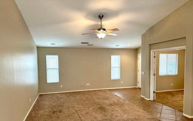Foto del edificio - Nicely updated 4 bedroom single level home...